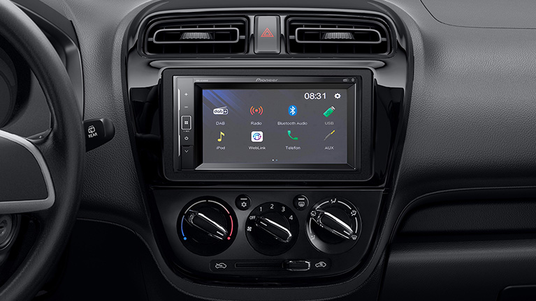 Cockpit mit Touchscreen im Space Star Select